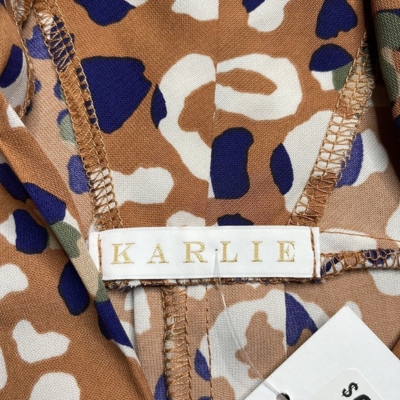 NWT Karlie Leopard Taupe Camo VNeck Blouse, size medium - Picture 4 of 16